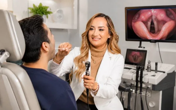 Dra. Estefana Rangel realizando una laringoscopia a un paciente