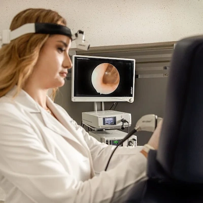 Dra. Estefana Rangel realizando una endoscopia de oído con equipo de alta definición