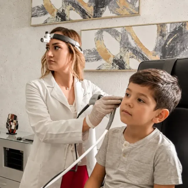 Dra. Estefana Rangel en cirugía otorrinolaringológica con microscopio